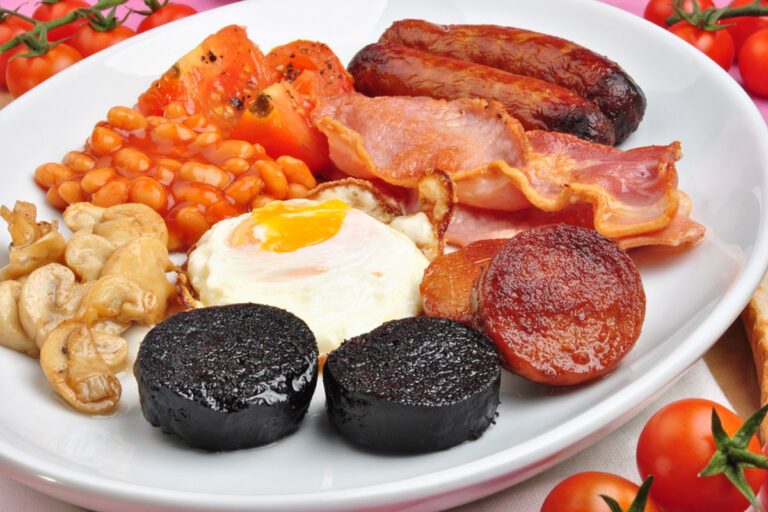 Read more about the article THE ULTIMATE IRISH BREAKFAST: A GUIDE TO IRELAND’S FAVORITE MORNING MEAL