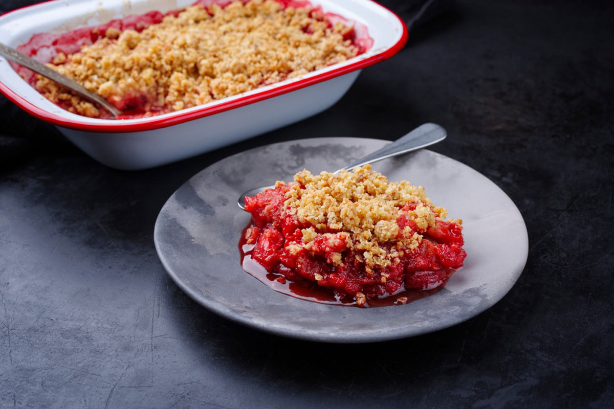 You are currently viewing APPLE AND RHUBARB CRUMBLE