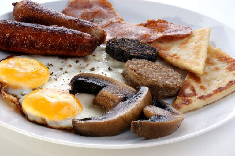 Read more about the article ULSTER FRY VS. FULL IRISH: REGIONAL BREAKFAST BATTLES – HOW DIFFERENT PARTS OF IRELAND SERVE THEIR MORNING MEAL