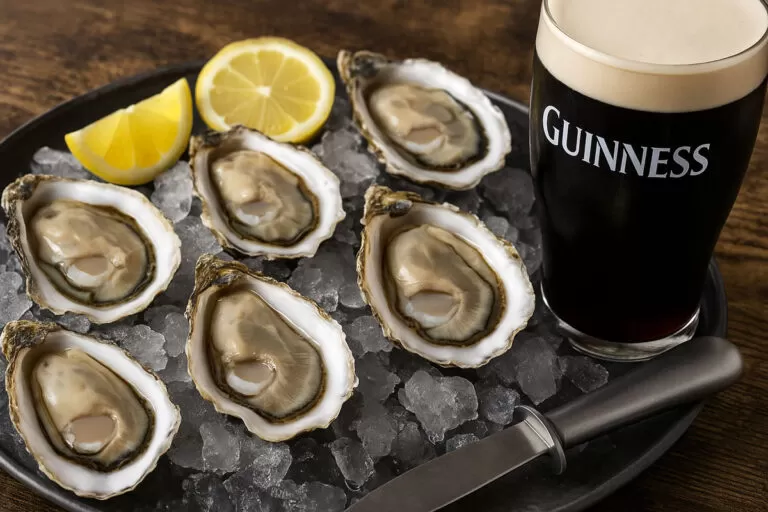 Read more about the article OYSTERS AND GUINNESS: A LOVE STORY OF IRELAND’S MOST FAMOUS PAIRING